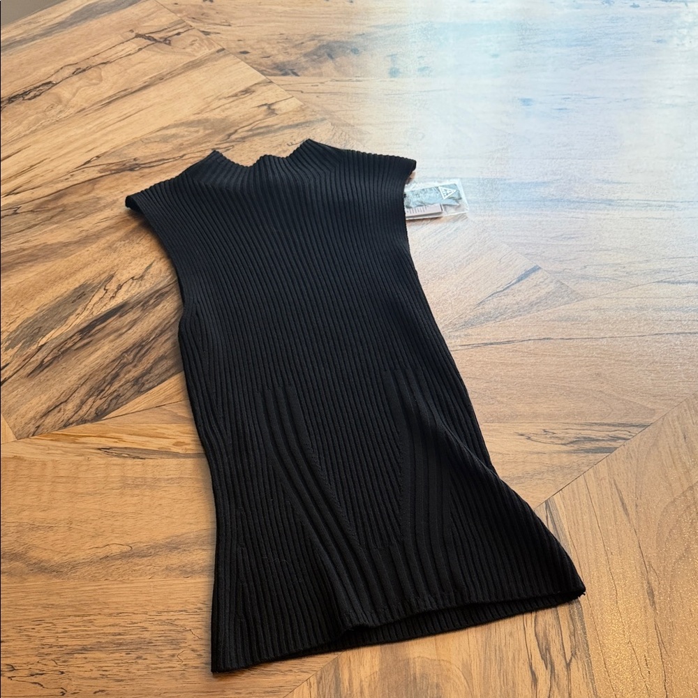 Guess - NWT - Seamless Sweater Top - Picture 3 of 6